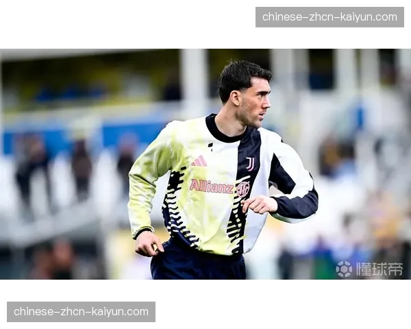 特写：弗拉霍维奇主罚关键点球前，看台上尤文图斯球迷的沉默瞬间