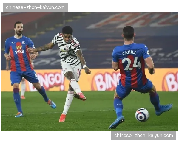 特写：赛季主场谢幕战，水晶宫老将米利沃耶维奇获赠纪念球衣